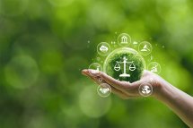 © Dee karen - stock.adobe.com Hand mit Seifenblase