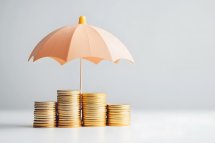© D.e.a.r - stock.adobe.com Schirm mit Münzen darunter