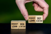 © Frank H. - stock.adobe.com Holzwürfel mit Mindestlohn
