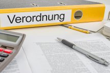 © Zerbor - stock.adobe.com Mappe mit Schriftzug Verordnung