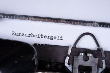 Schreibmaschine mit Aufschrift Kurzarbeitergeld
