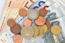 © DerL - stock.adobe.com Geldscheine und Münzen
