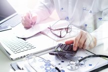 © everythingpossible - stock.adobe.com Arzt arbeitet am Laptop
